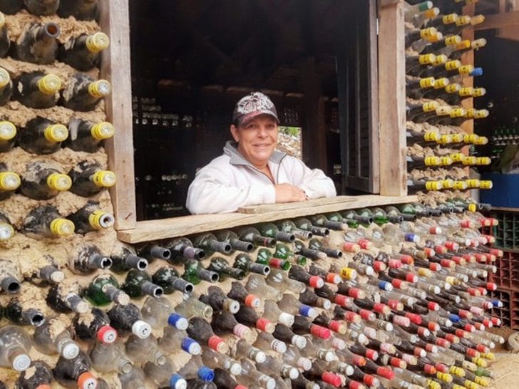 Cómo construir una casa reutilizando  botellas