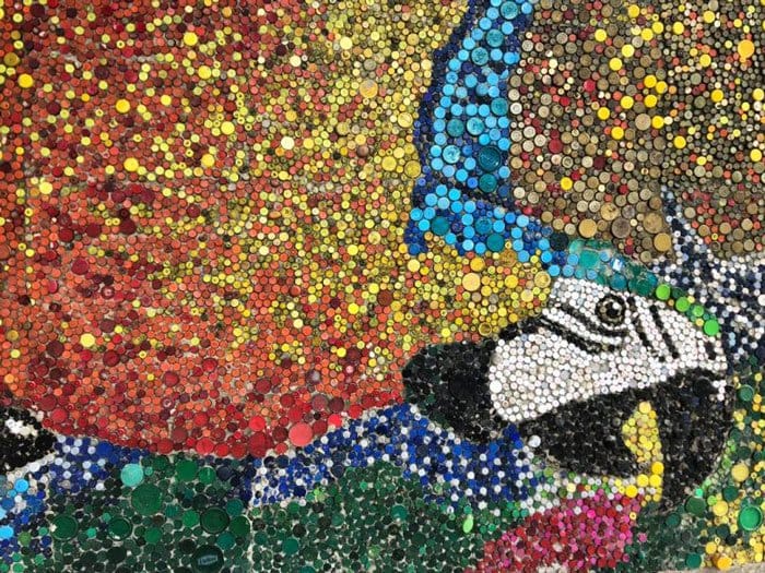 Artista venezolano crea un espectacular mural con 200 mil tapas de plástico
