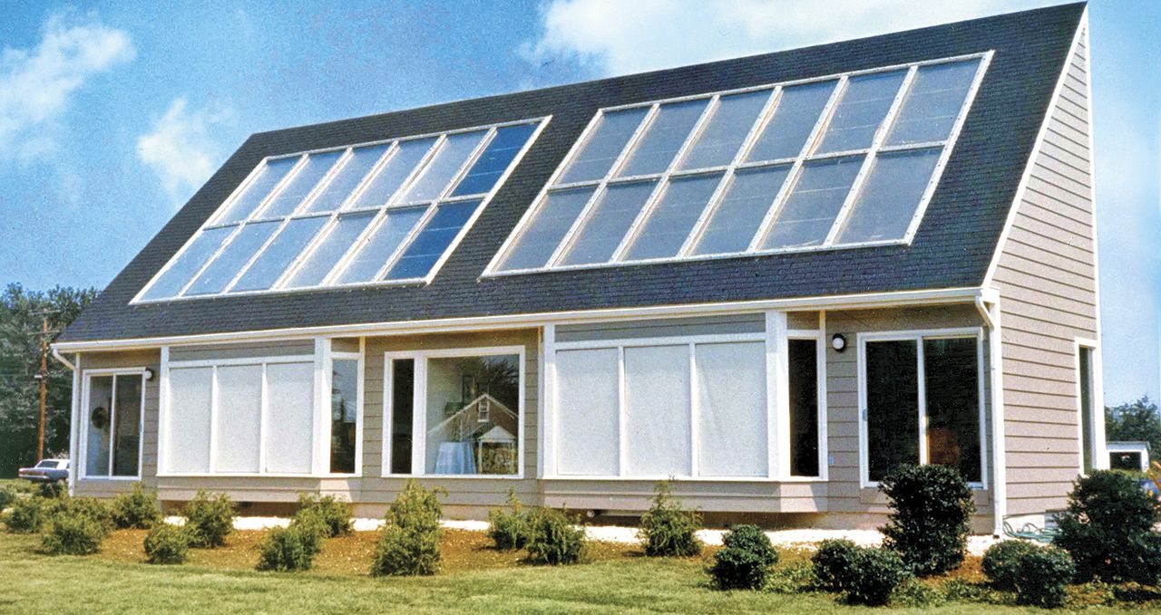 Primeros paneles solares fotovoltaicos en tejado de vivienda unifamiliar