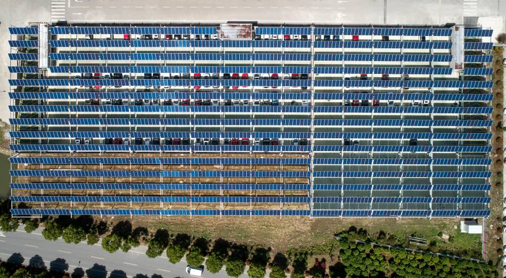 En Francia, todos los grandes aparcamientos deberán estar cubiertos por paneles solares, equivale a 10 reactores nucleares