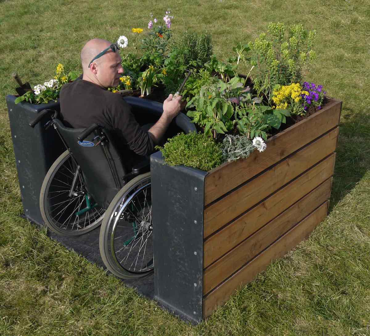 Cama elevada para hacer accesible el cultivo a personas en silla de ruedas