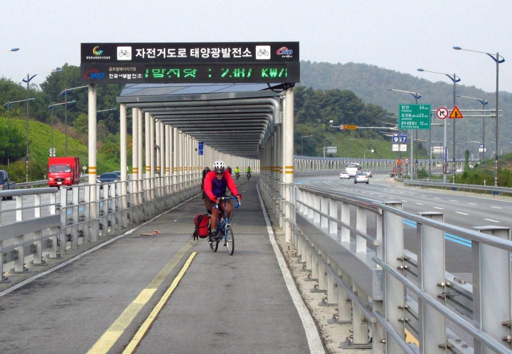 Vista detalle del carril bici de Corea del Sur cubierto de paneles solares fotovoltaicos que generan electricidad