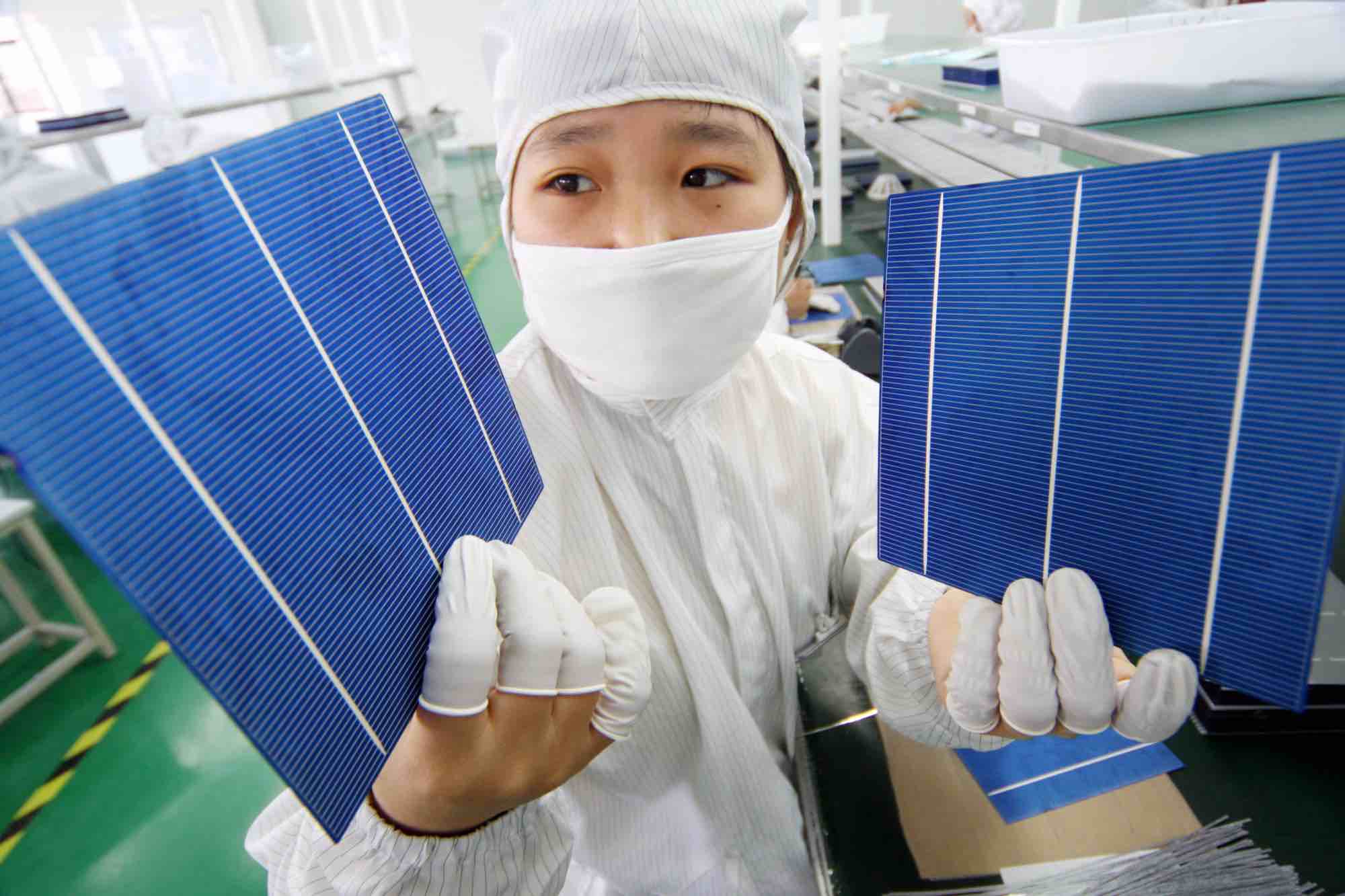 Koszty paneli słonecznych w Chinach spadły w zeszłym roku o 42%.