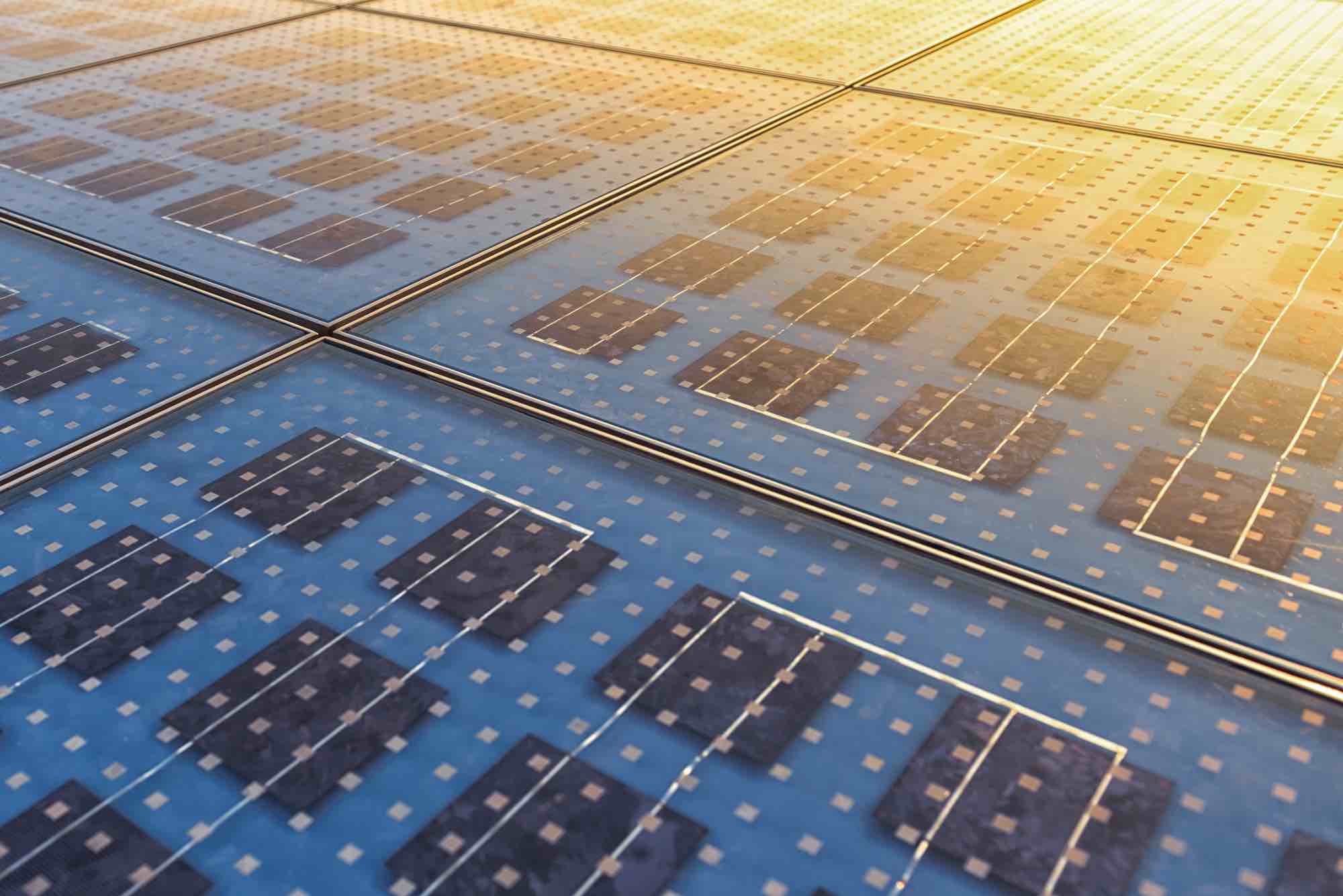 Placa solar fotovoltaica con una parte expuesta al sol