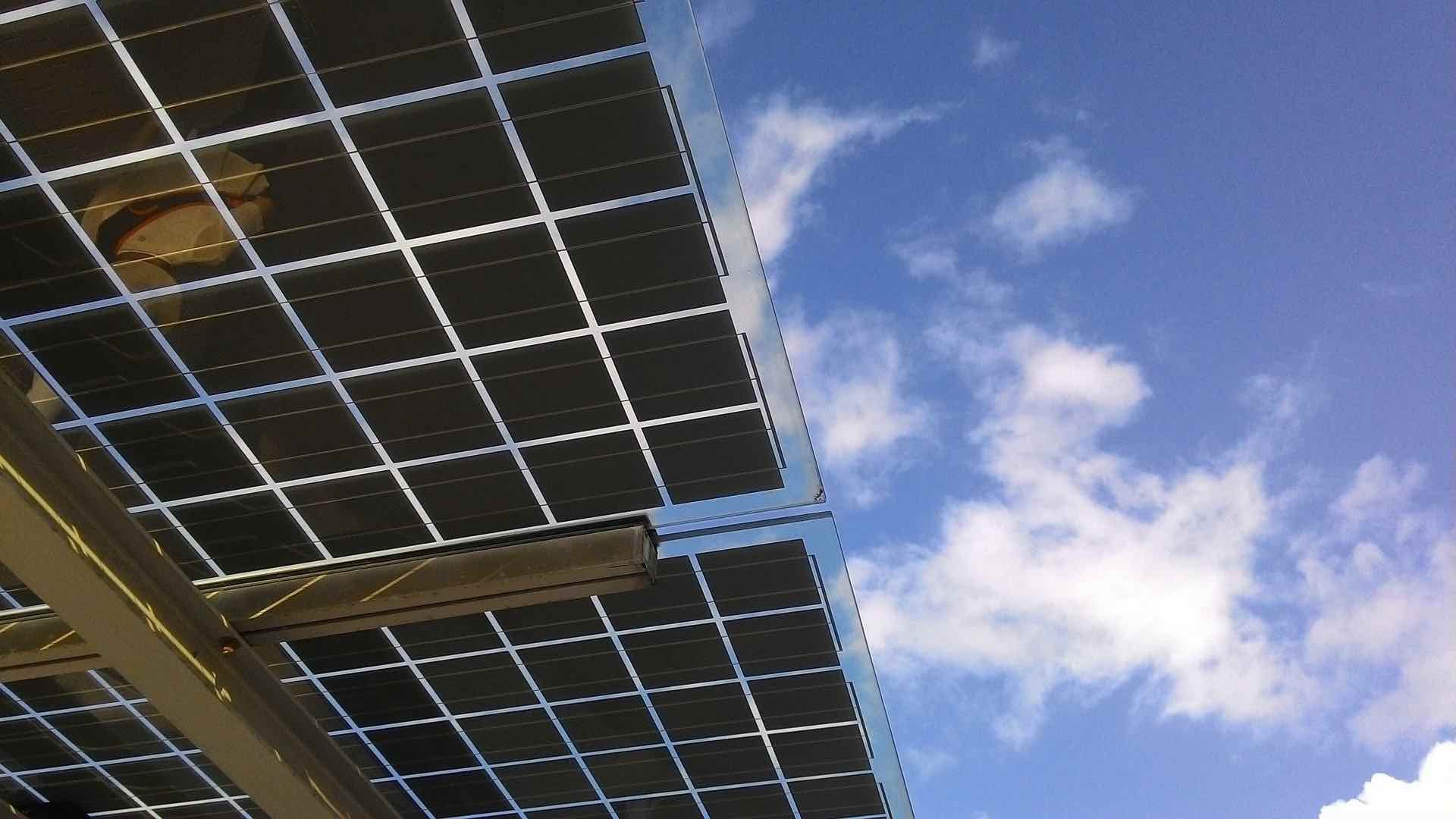 ¿Qué es un panel solar bifacial?