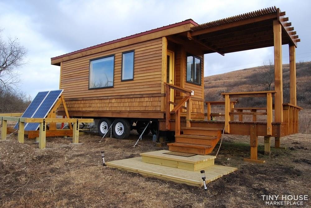 Tiny House autosuficiente de madera con porche y paneles solares incluidos