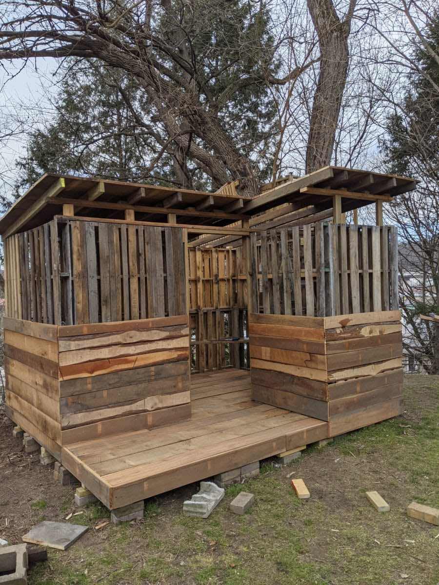 Un padre construye a su hijo una cabaña de palets casi gratis en el jardín