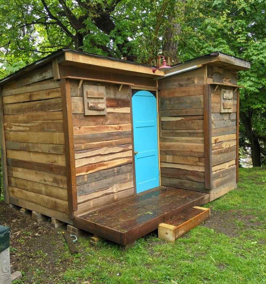 Un padre construye a su hijo una cabaña de palets casi gratis en el jardín