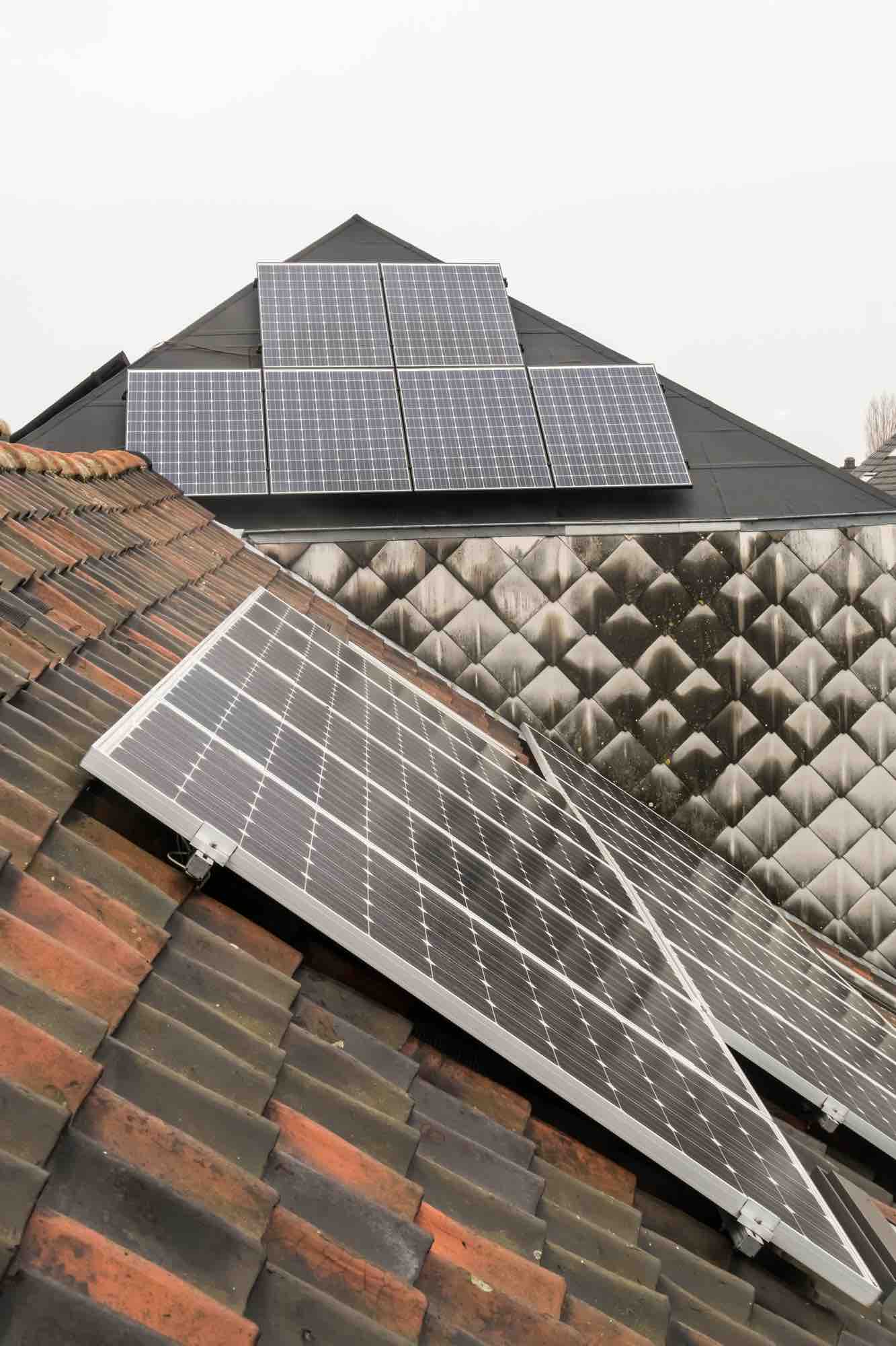 ¿Pueden los paneles solares dañar mi tejado?