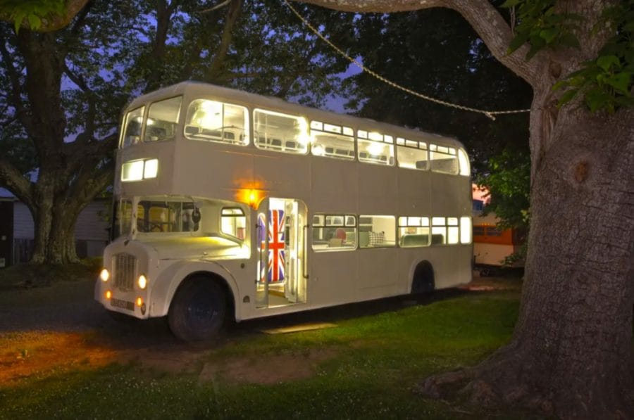 Un autobús de dos pisos de 1962 convertido en una pequeña casa rodante única en su género
