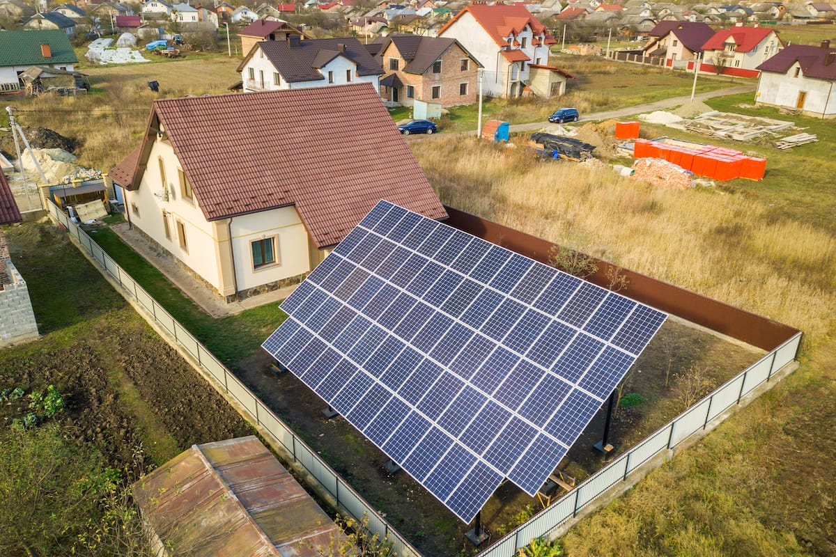 Casa con sistema de paneles solares en el suelo