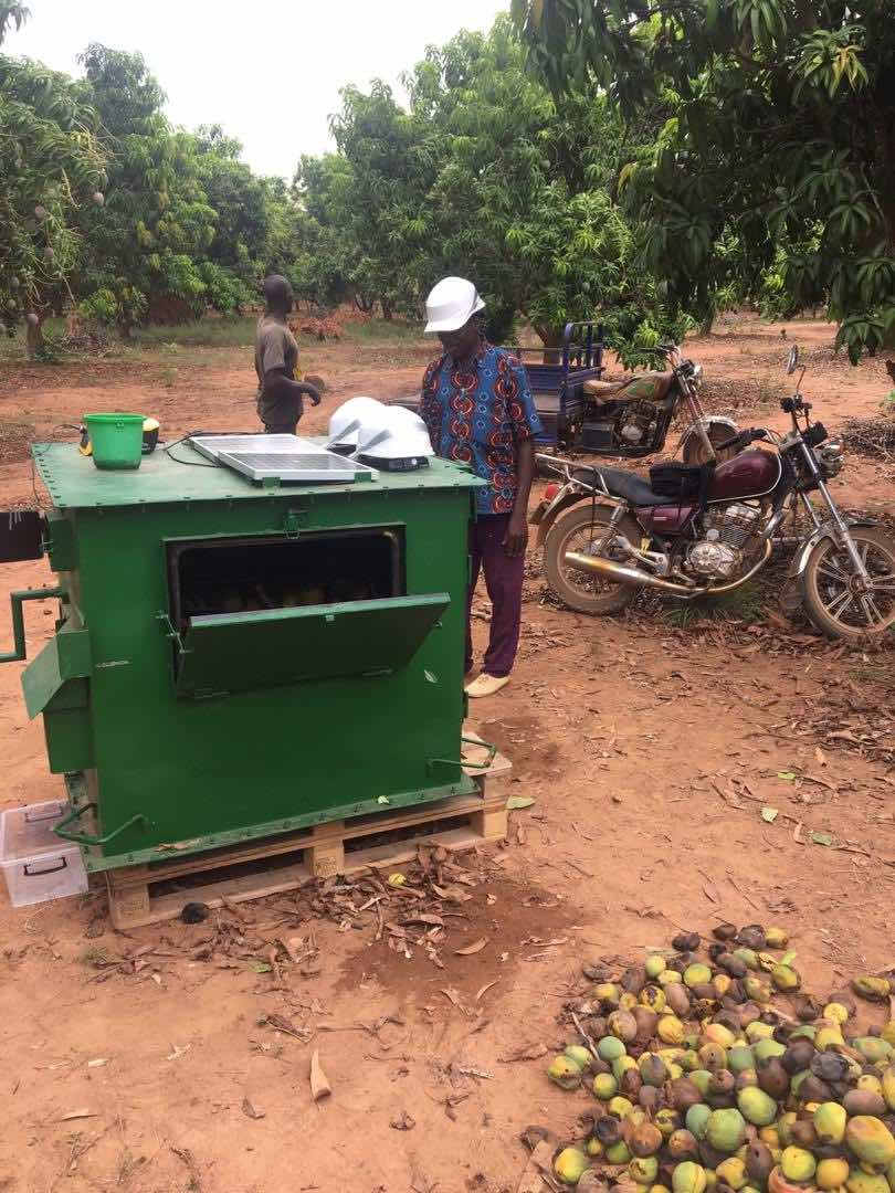 Máquina africana que convierte subproductos de las cosechas en compost y gas de cocina