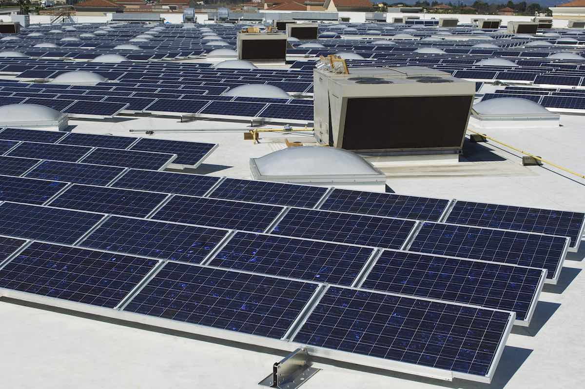 Los paneles solares bifaciales junto con tejados blancos pueden aumentar el rendimiento energético hasta en un 25%