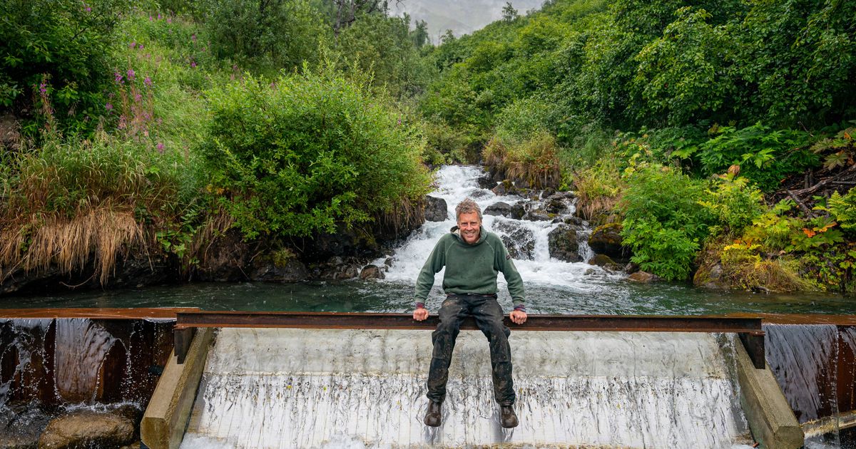 Jubilado diseña una central hidroeléctrica en su patio trasero que ahora suministra electricidad a 300 casas