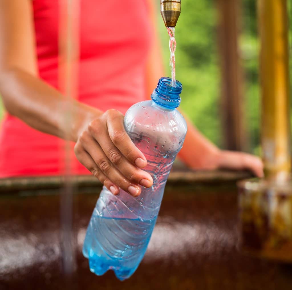 Ambiguo Marcado Es Reutilizar o no reutilizar botellas o envases de plástico, esa es la  cuestión