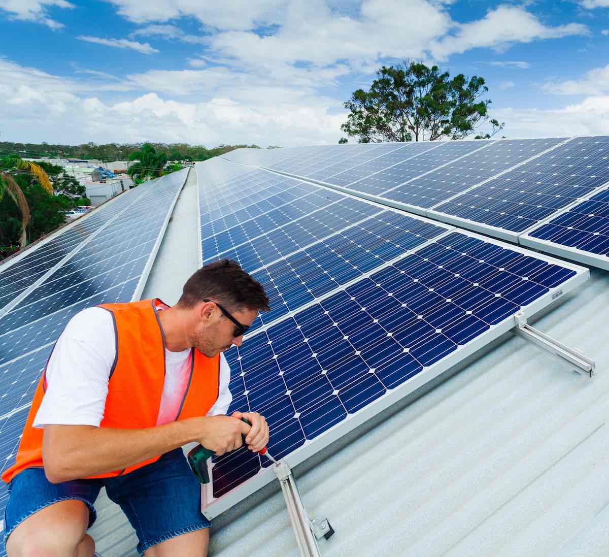 Paneles solares en tejados metálicos: todo lo que debes saber