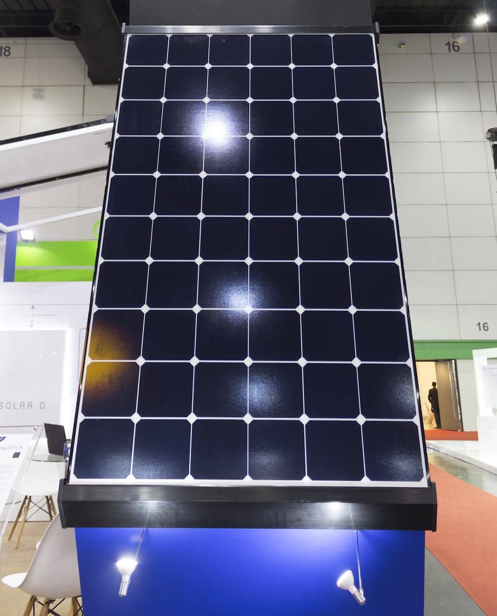 ¿Es posible cargar los paneles solares con luz artificial?
