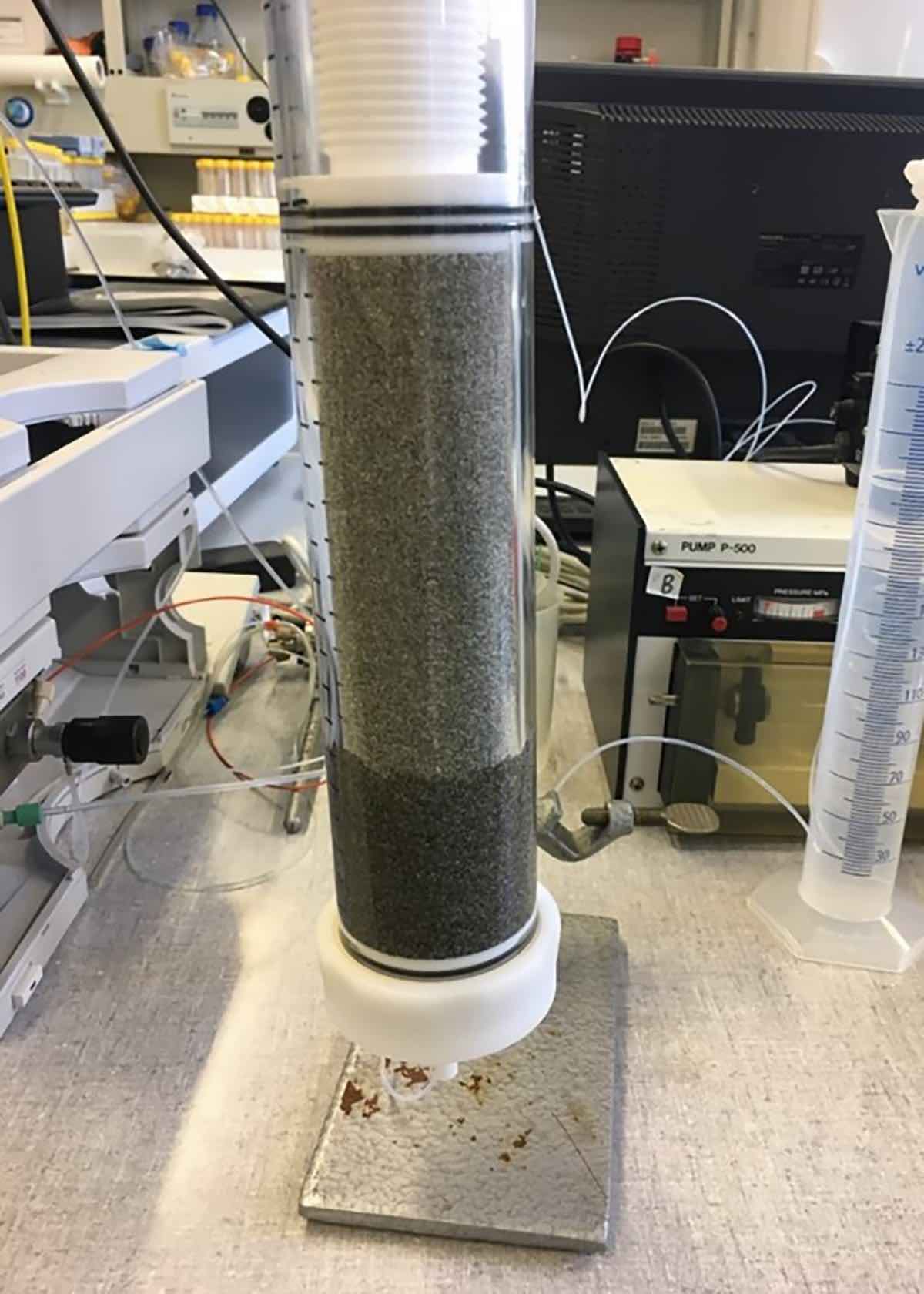 Rodeado Viscoso Eficiente Nuevo filtro de arena lento biológicamente activo que puede eliminar el  99,9% de los nanoplásticos del agua potable
