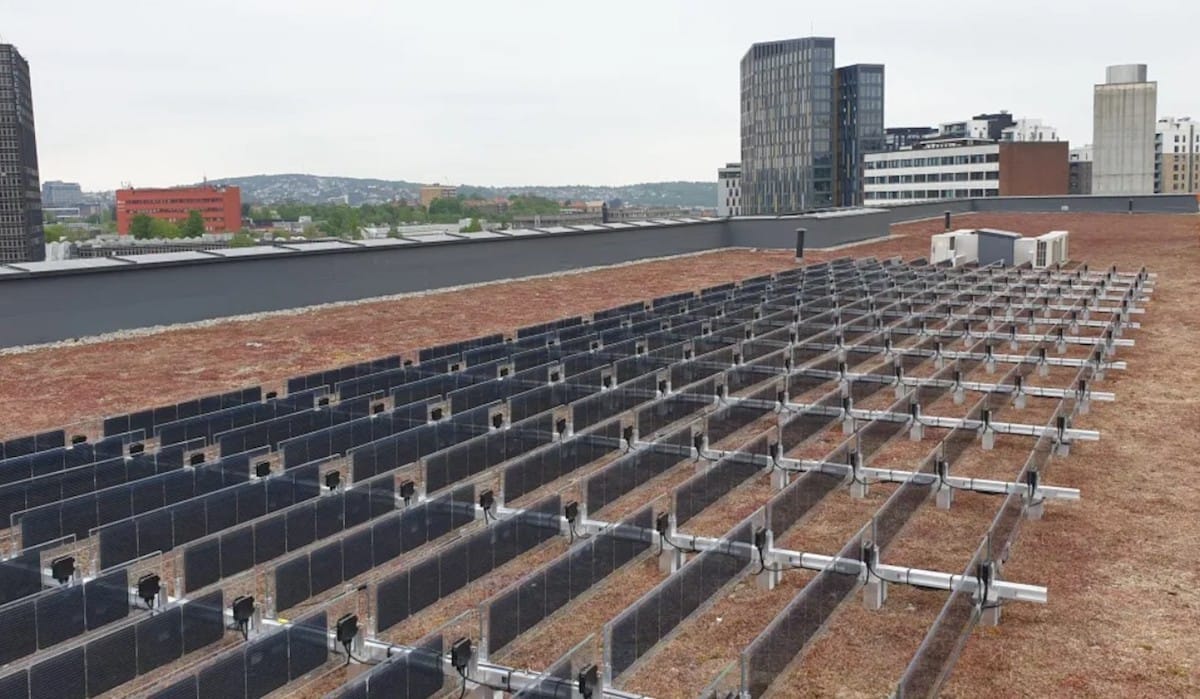 Nuevo sistema fotovoltaico vertical en tejado, Noruega.