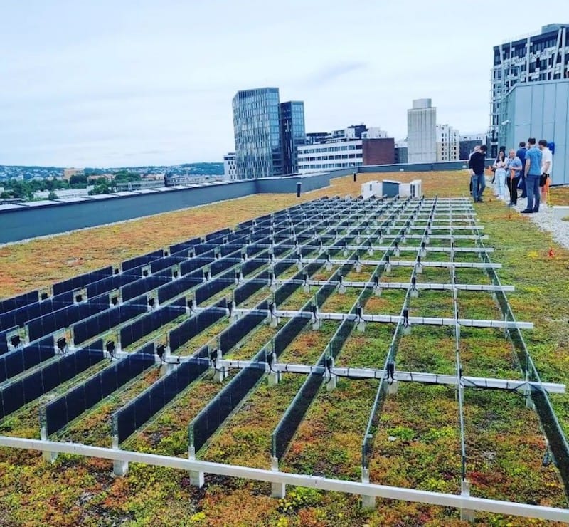 Sistema fotovoltaico vertical Over Eeasy Solar en tejado verde