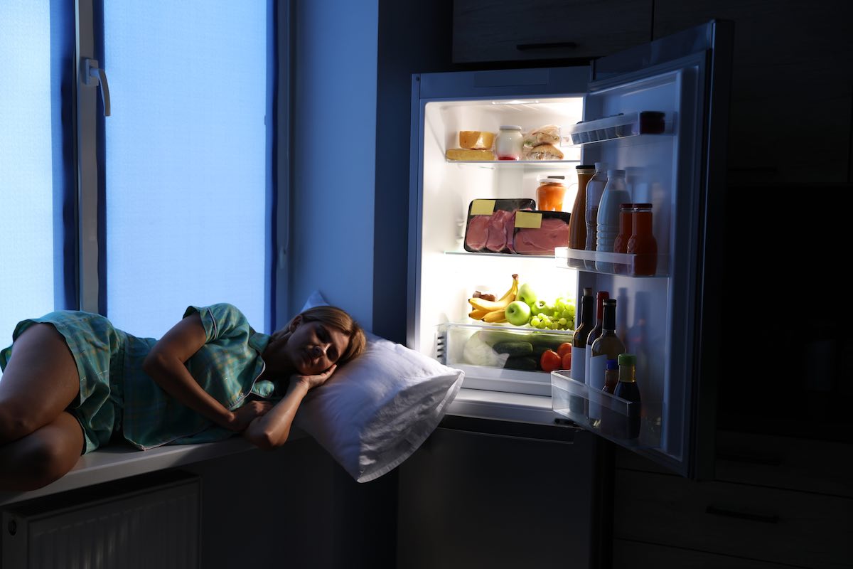Песня ночью на кухне она скинет туфли. Спать на подоконнике. Открытый холодильник ночью. Спать на кухне.