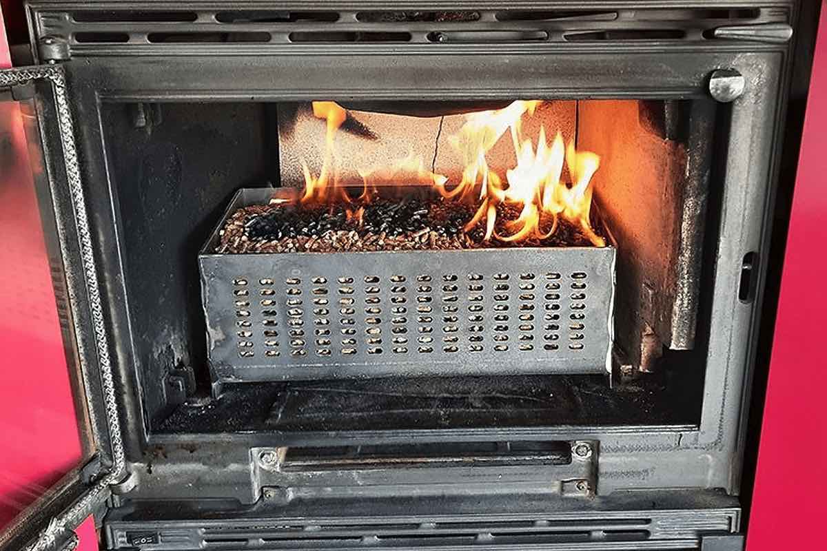 Inventa un innovador "brasero" para utilizar pellets en todas las chimeneas estufas leña