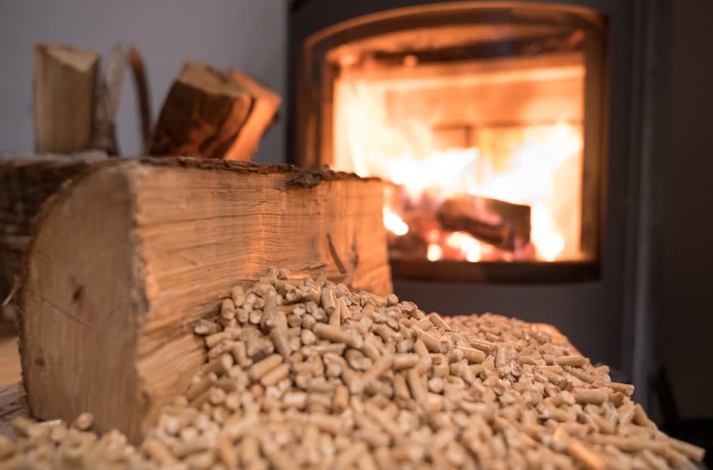 Pellets de madera en estufa ardiendo