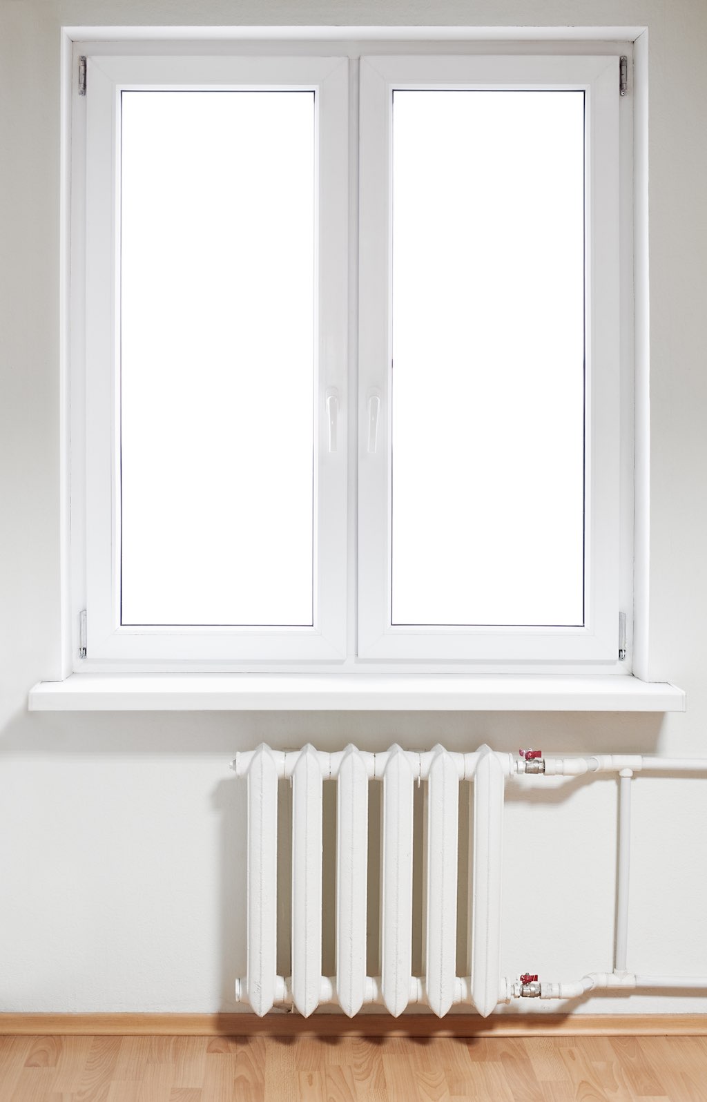 Aprovechando el calor del exterior: ¿Por qué instalar los radiadores debajo de las ventanas?