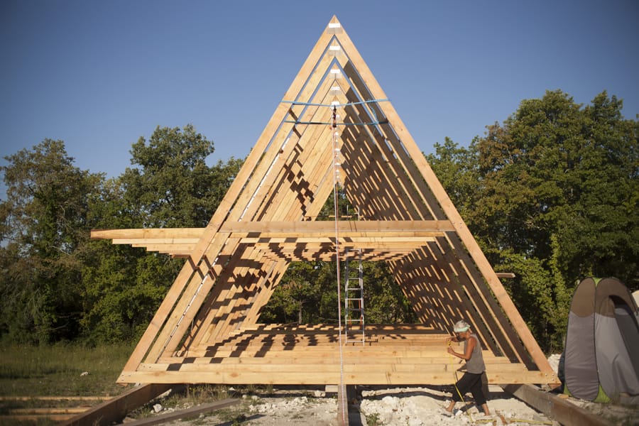 A-House: cómo construir tu casa de madera triangular + 3 planos gratuitos