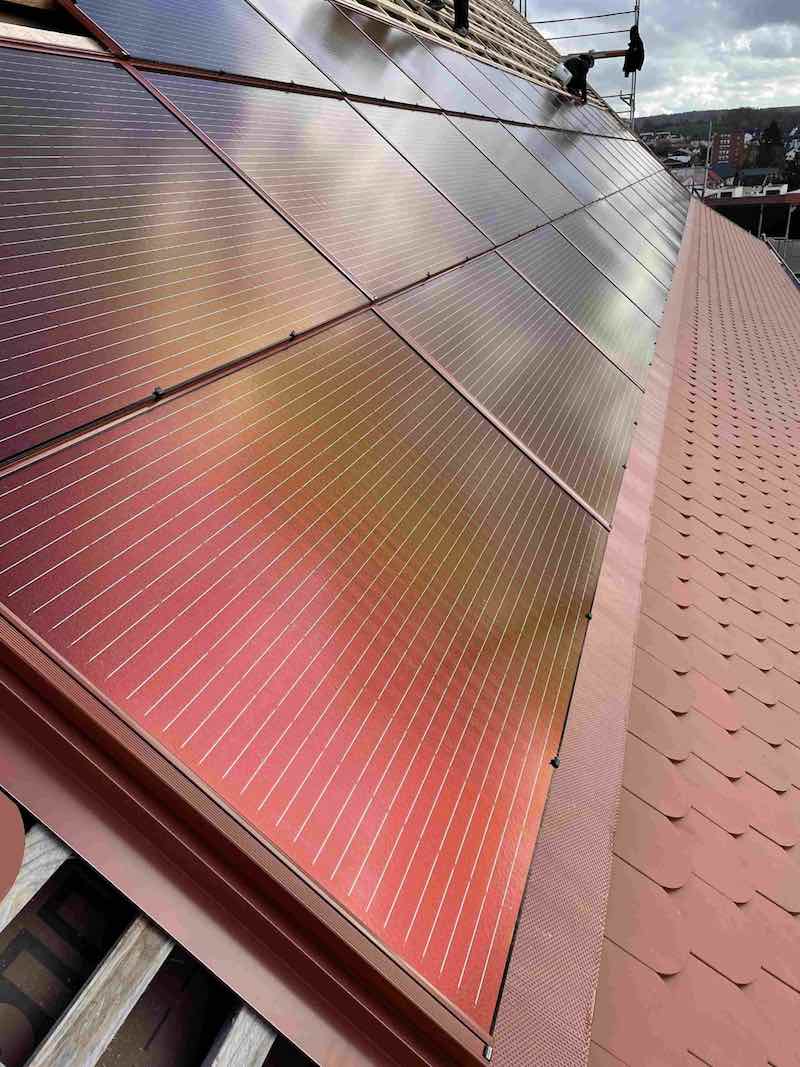 Alternativa al negro, en Alemania comienzan a desarrollar tejados fotovoltaicos rojos