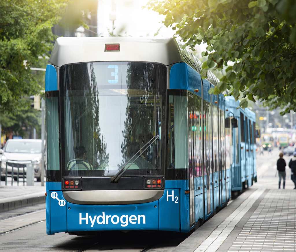 Un tranvía de pila de hidrógeno en una calle de la ciudad