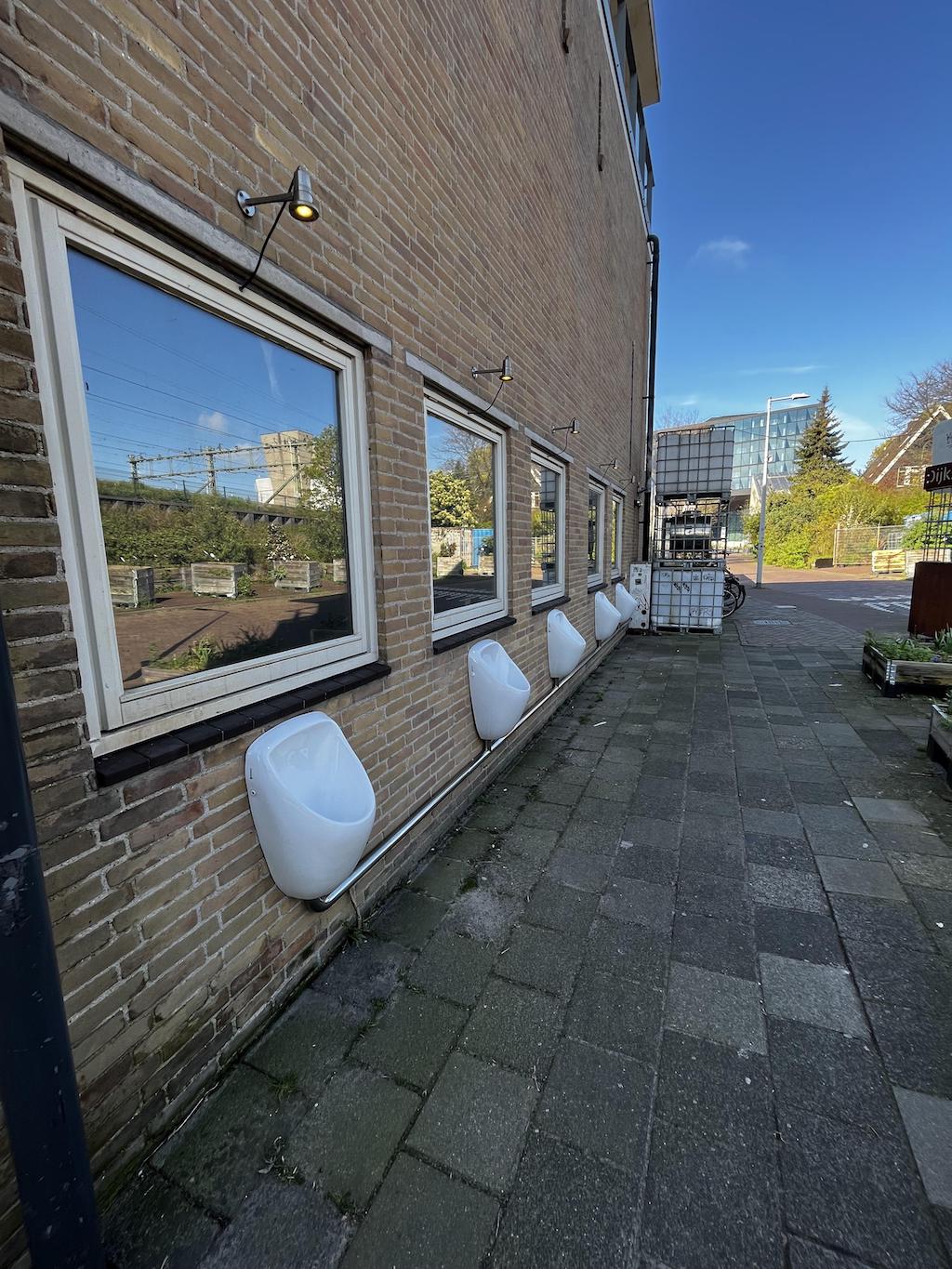 Ámsterdam instala urinarios en plena calle para convertir la orina en abono