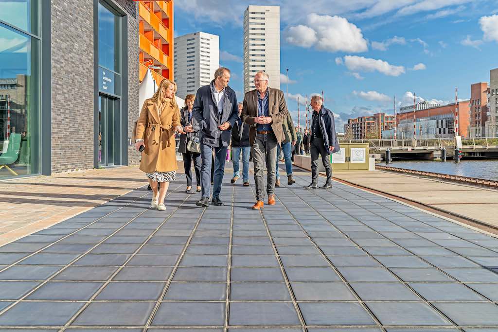 Groningen instala un camino solar con una nueva baldosa fotovoltaica transitable, fabricada de residuos plásticos no reciclables
