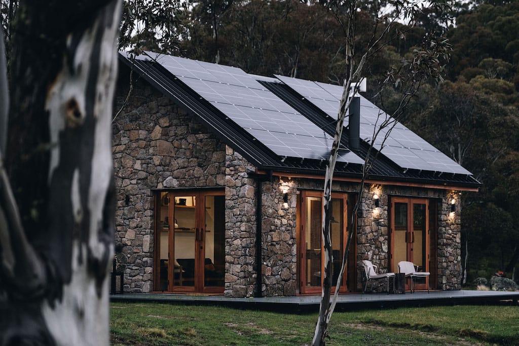 Mill Cabin: Diseño minimalista para la casa de tus sueños en las montañas