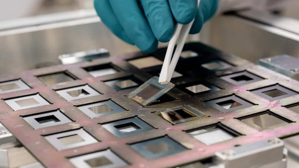 Las células solares de perovskita desarrolladas por científicos de la NUS baten un nuevo récord mundial de eficiencia energética