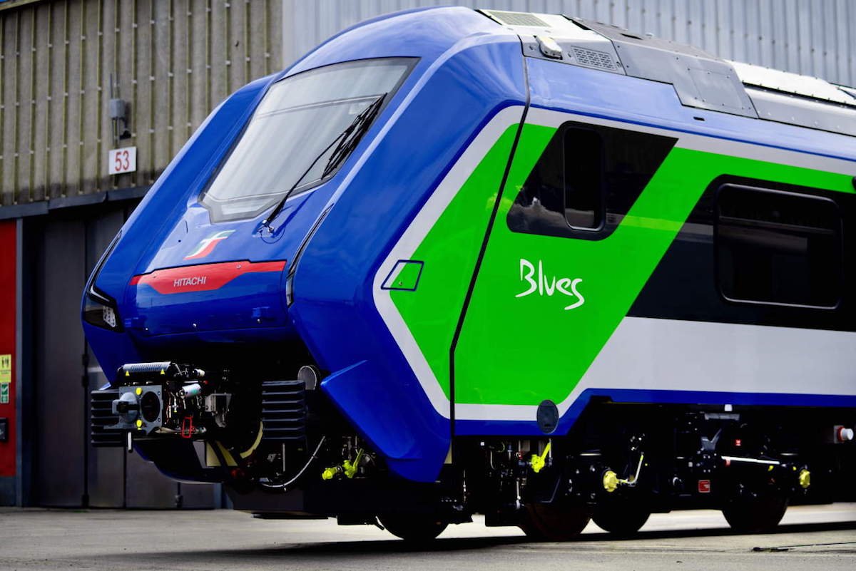 Hitachi offre nuovi treni Blues triibridi in Italia per ridurre le emissioni