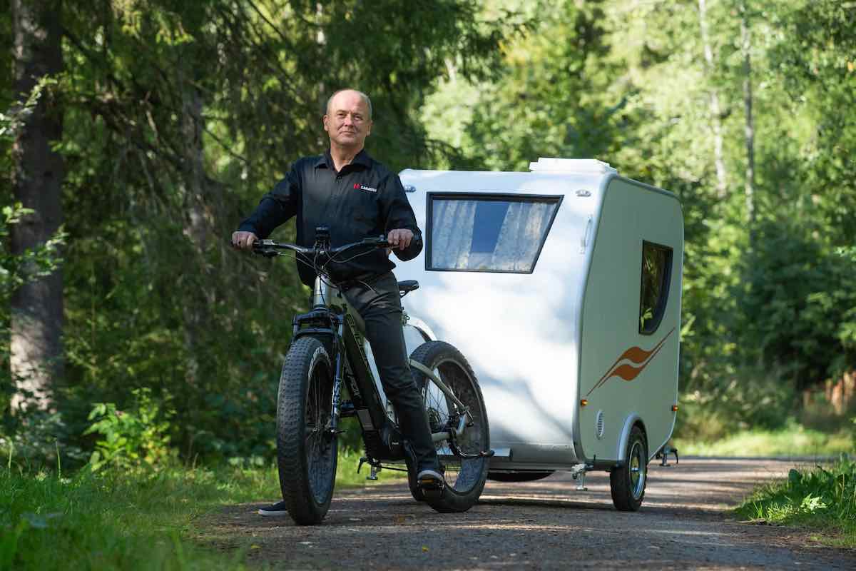 Hupi: el ingenioso invento de un remolque caravana solar para aventureros en bicicleta eléctrica