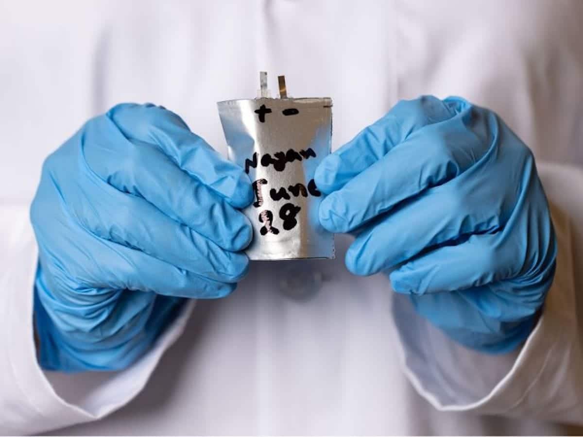 Investigadores desarrollan un innovador prototipo de batería de iones de litio con tejido elástico