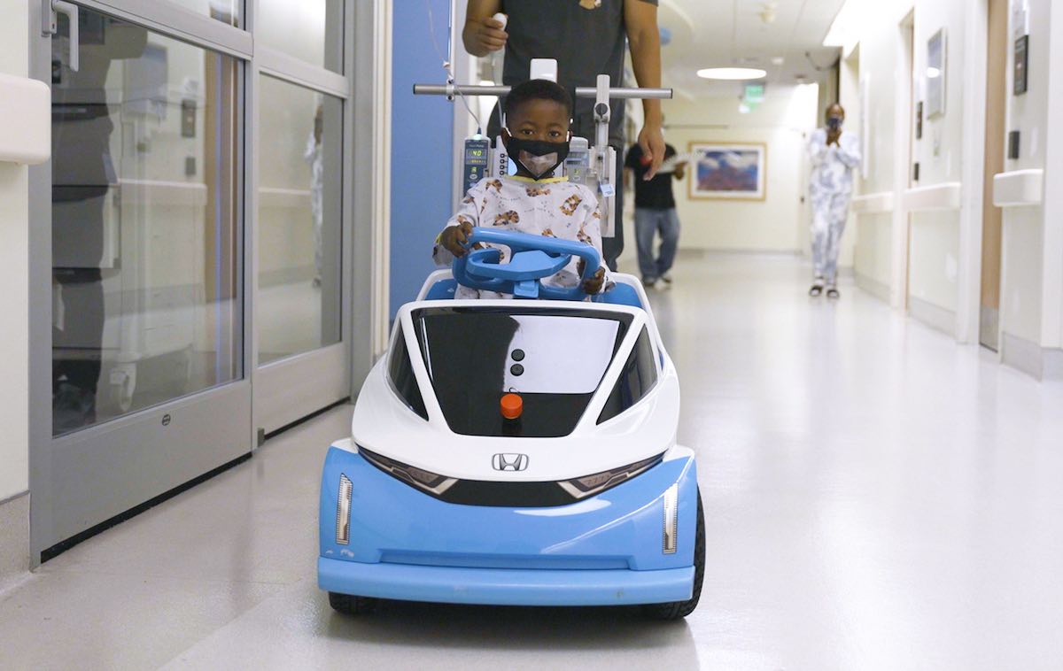 El correpasillos eléctrico "Shogo" de Honda alegra a los niños hospitalizados