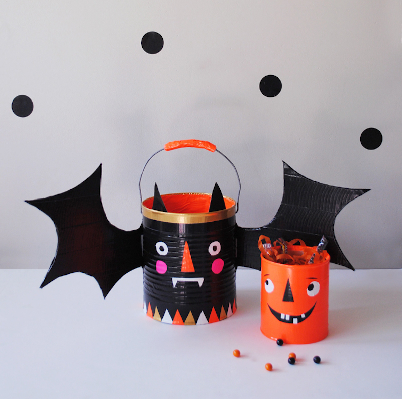 Cómo hacer un recipiente para recoger dulces de Halloween con materiales reciclados