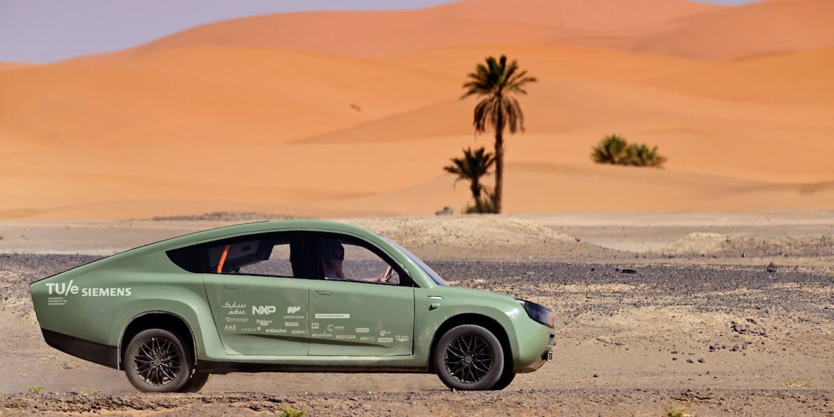 Pierwszy na świecie terenowy samochód na energię słoneczną nie zatrzymuje się na pustyni, ale jest w stanie przejechać z Maroka na pustynię