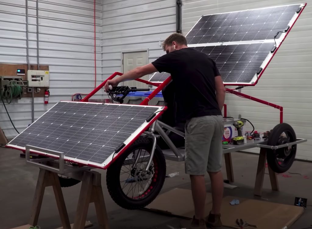 Youtuber convirtió un par de bicicletas en un vehículo impulsado por energía solar