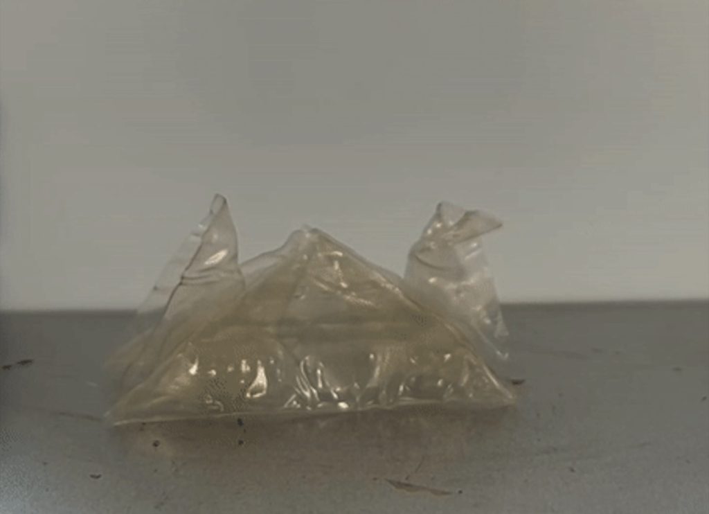 Una muestra del nuevo plástico VPR, que ha recuperado su forma de grúa de origami tras ser aplastado y luego calentado.