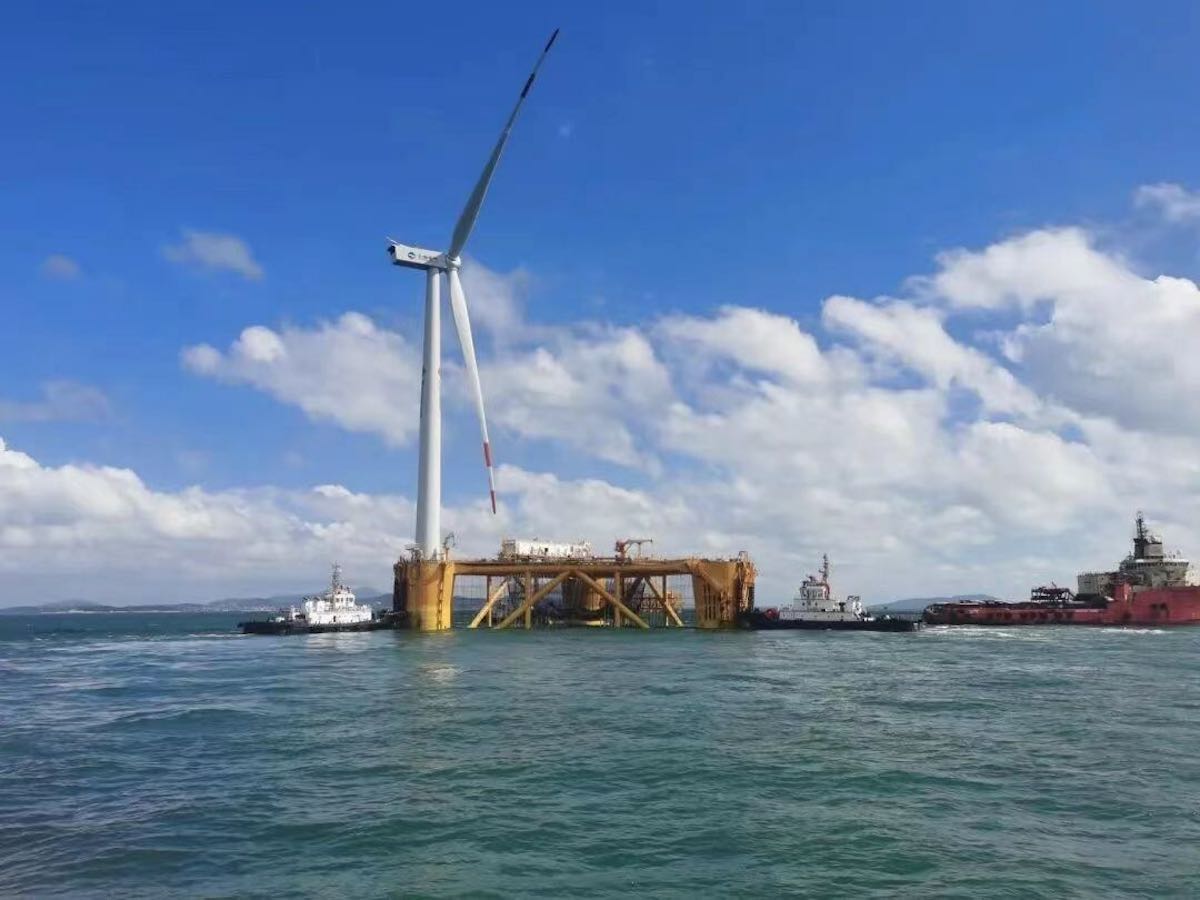 Equipado con la Tribuna Offshore de Shanghai Electric, finaliza el primer proyecto mundial de energía eólica flotante de aguas profundas integrado con cría marina.