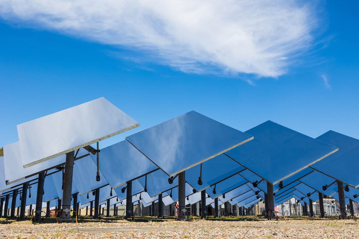 Scienziati australiani ottengono una svolta nella generazione di energia solare utilizzando gli specchi