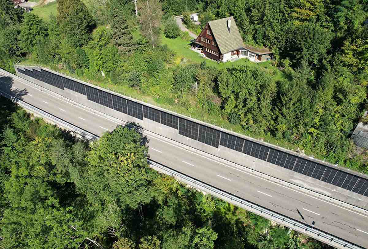 W Szwajcarii drogowe ściany oporowe pełnią funkcję pionowych elektrowni słonecznych