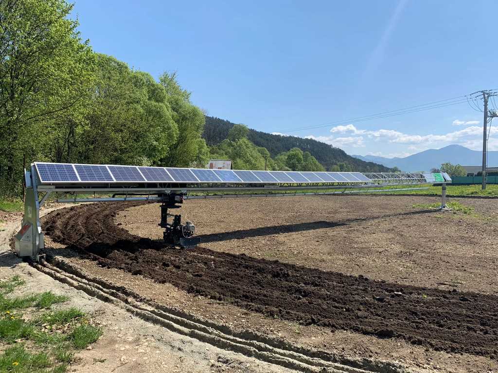 Slovenský startup vynašiel robotické fotoelektrické rameno na prípravu pôdy, sadenie, zber a ničenie škodcov a buriny.