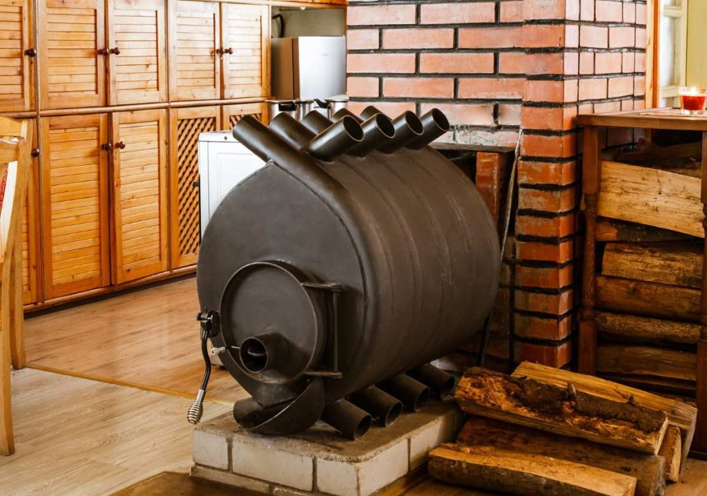 Estufa de leña canadiense: calefacción eficiente que calienta el interior de una casa por radiación y convección