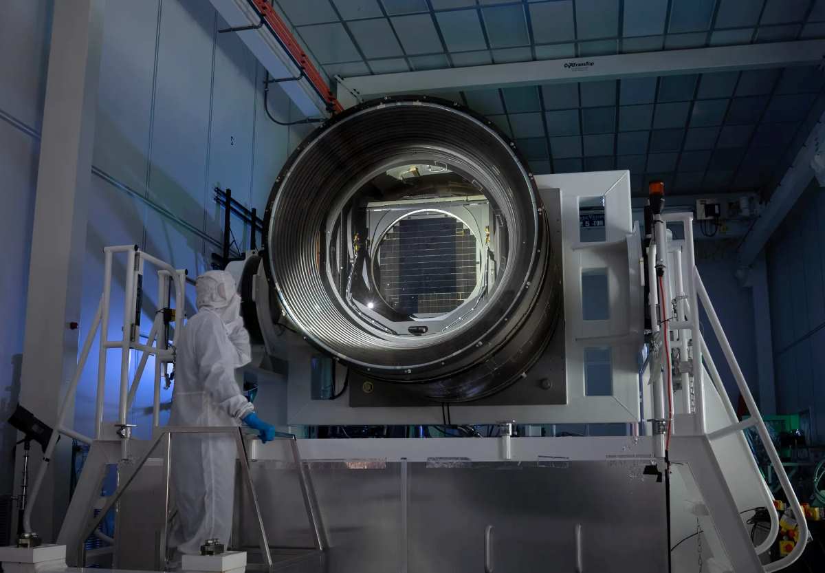 La più grande fotocamera digitale mai progettata per l'astronomia è stata completata ed è pronta a risolvere i misteri cosmici