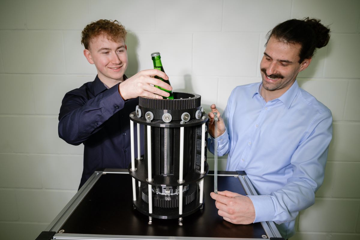 El estudiante Nicolas Scherer (izquierda) y el estudiante de doctorado Lukas Ehl (derecha) trabajan en el nuevo sistema de refrigeración.